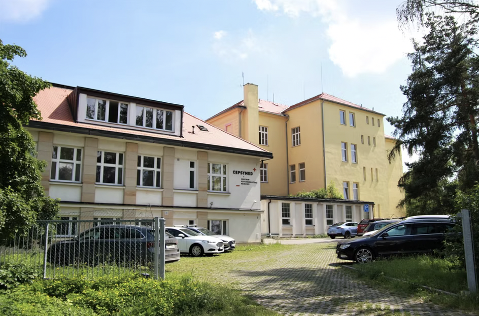 Parkoviště a zadní vstup